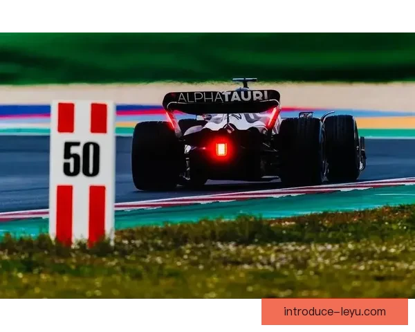 F1赛季最新动态：梅赛德斯与红牛角逐冠军宝座，车手状态成关键因素